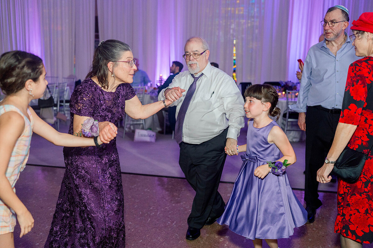 Eliana-Melmed-Photography-Chicago-LosAngeles-Jewish-WeddingPhotography-ElianaSklar-DanceFloor-00107