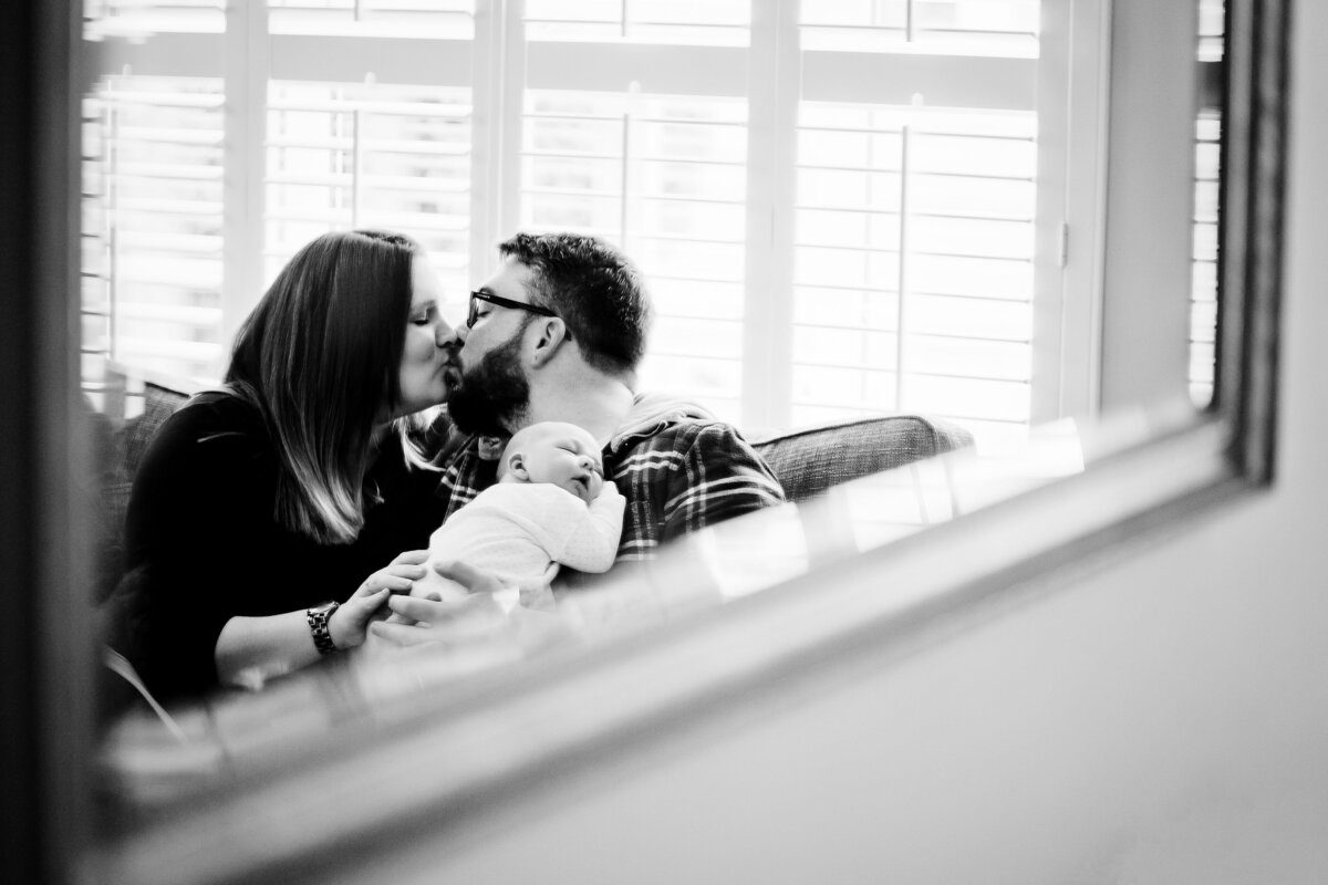 newborn-baby-relaxed-lifestyle-natural-family-photography-165