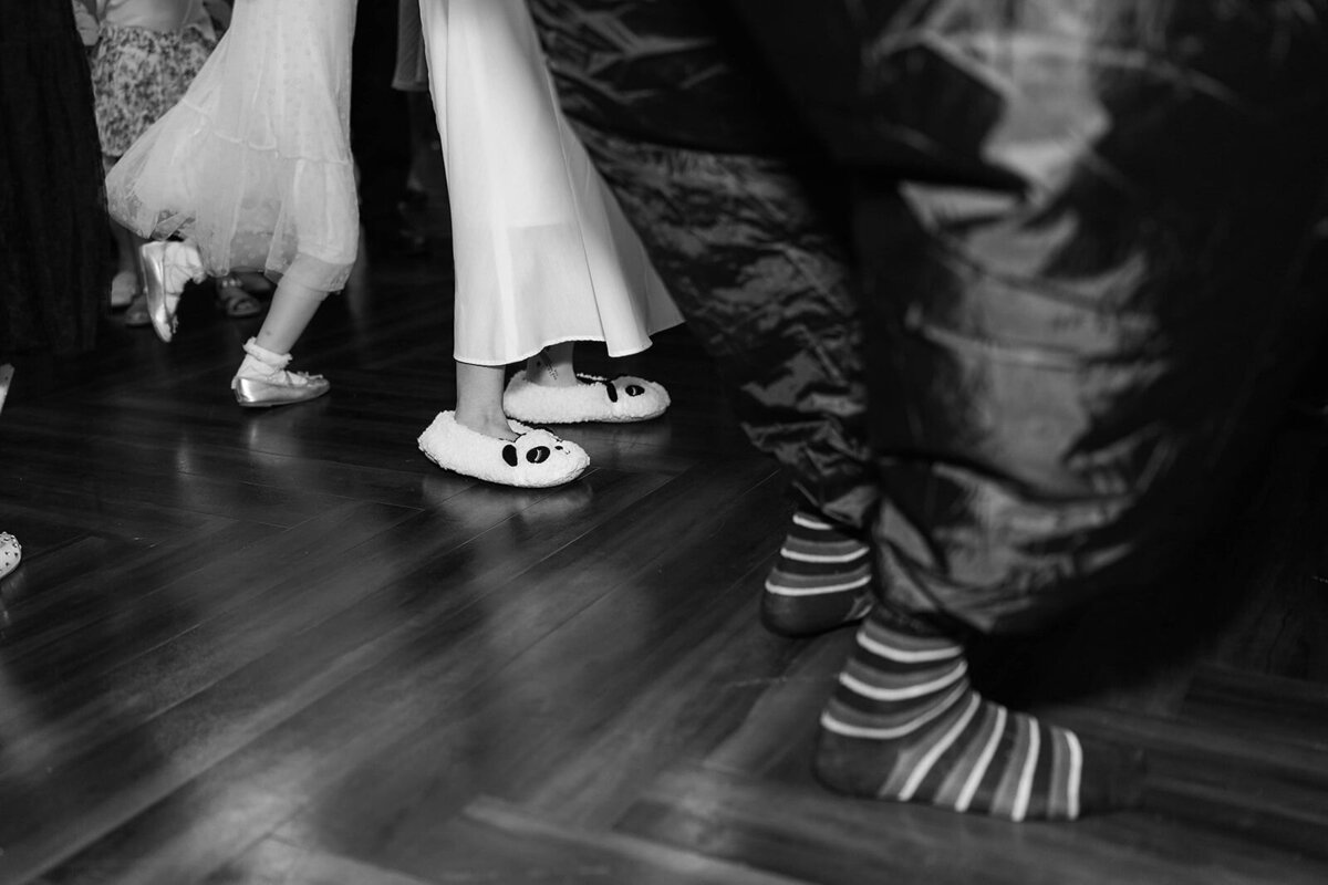 Eliana-Melmed-Photography-Chicago-LosAngeles-Jewish-WeddingPhotographer-CarmiKalman-WomensDancing-00099