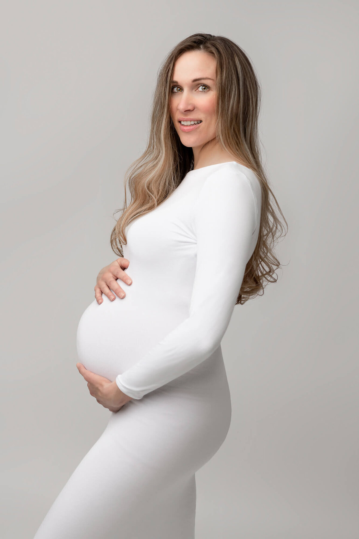 pregnancy photo of mom in white dress