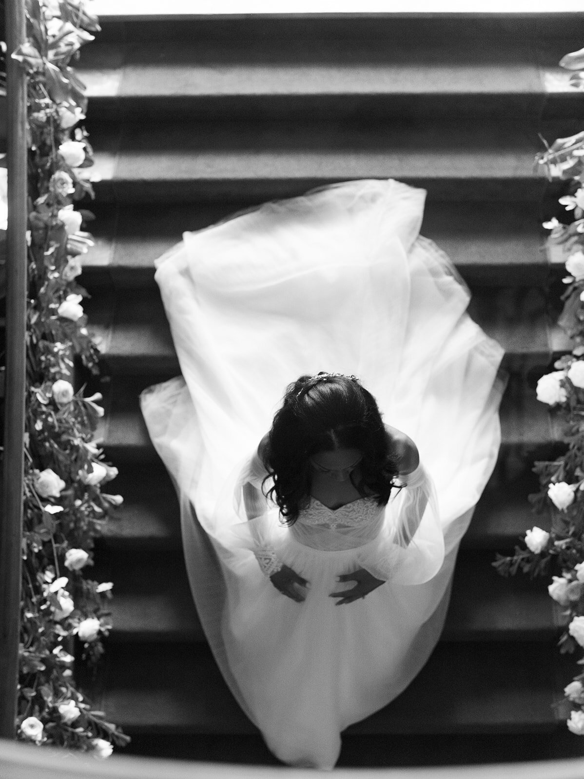 bride-walking-down-the-staircase-in-callanwolde-elizabeth-austin-photography