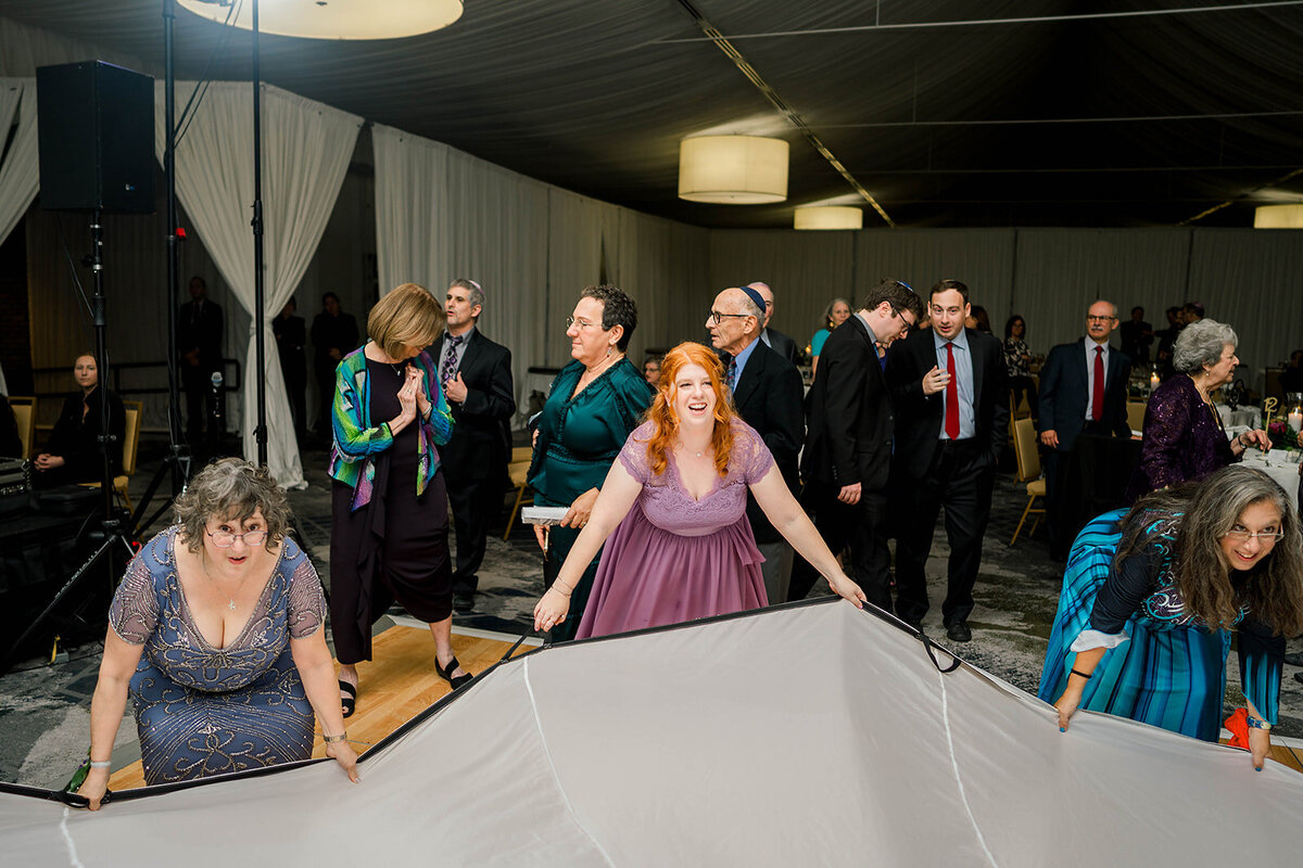 Eliana-Melmed-Photography-Chicago-LosAngeles-Jewish-WeddingPhotography-SimchaDancing-00018