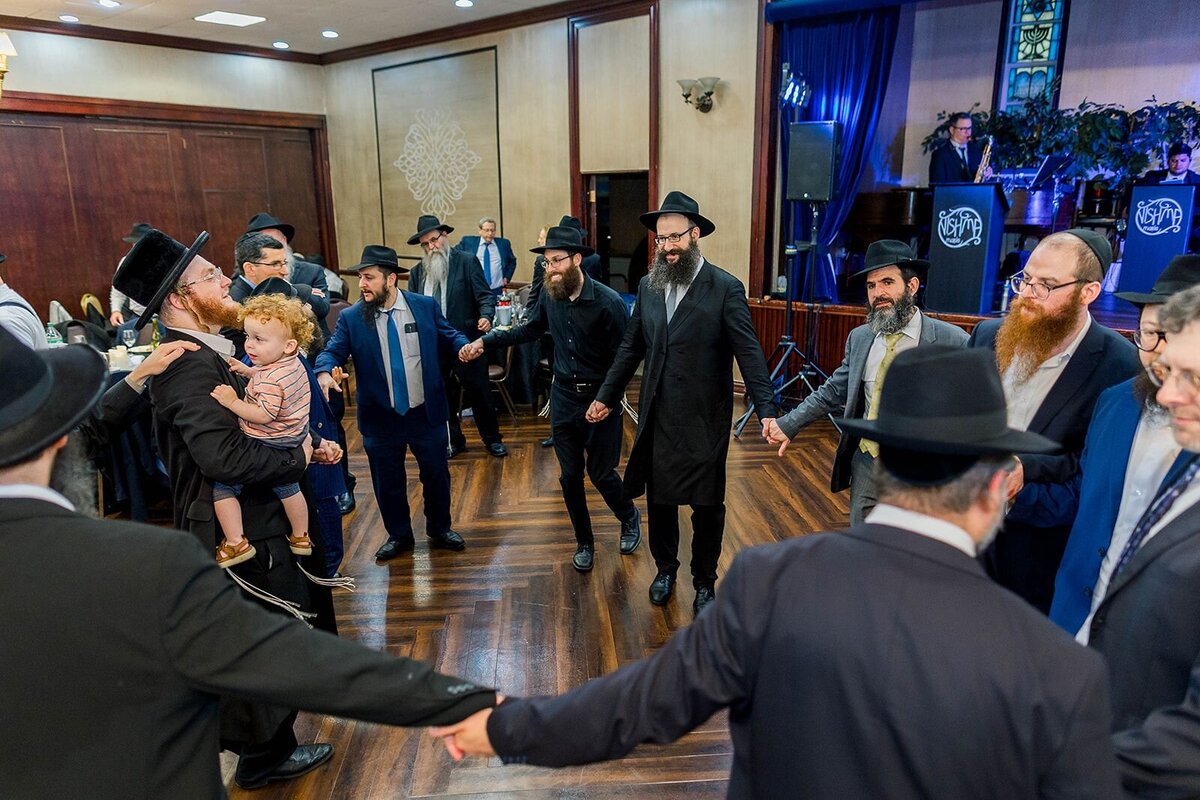 Eliana-Melmed-Photography-Chicago-LosAngeles-Jewish-WeddingPhotographer-CarmiKalman-MensDancing-00133