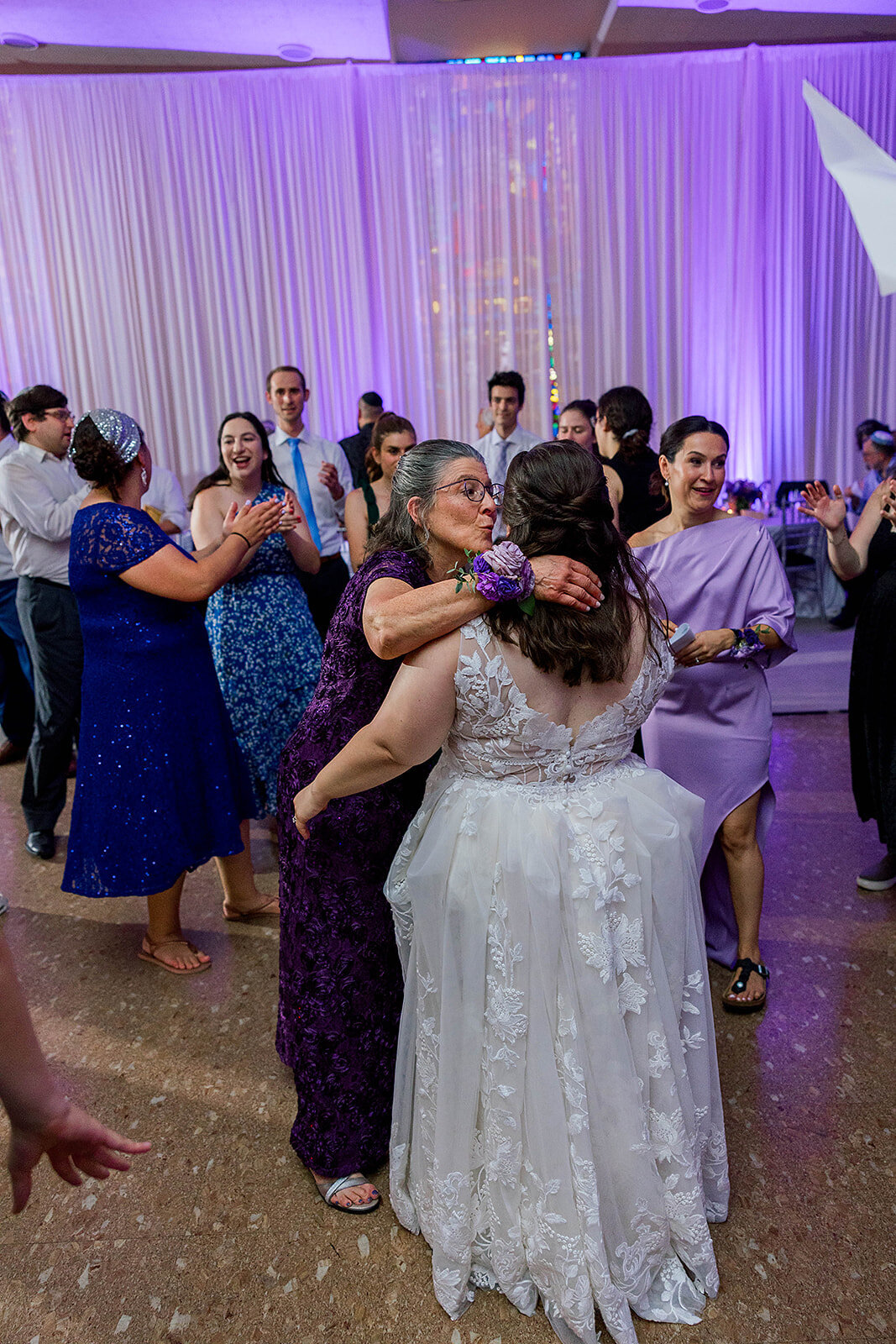 Eliana-Melmed-Photography-Chicago-LosAngeles-Jewish-WeddingPhotography-ElianaSklar-DanceFloor-00014