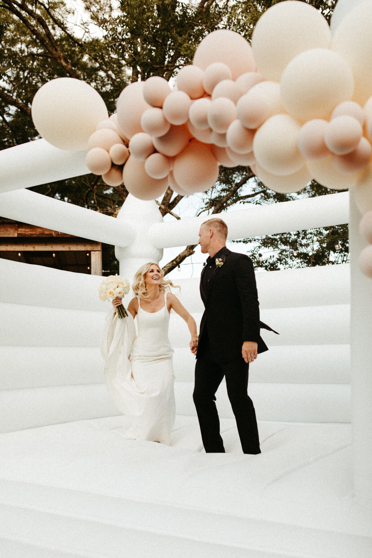 tupelo-mississippi-verona-ms-kingfisher-lodge-wedding-venue-reception-bounce-house-balloons