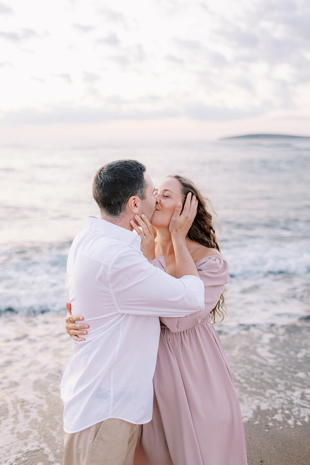 man-and-woman-kiss-in-front-of-water