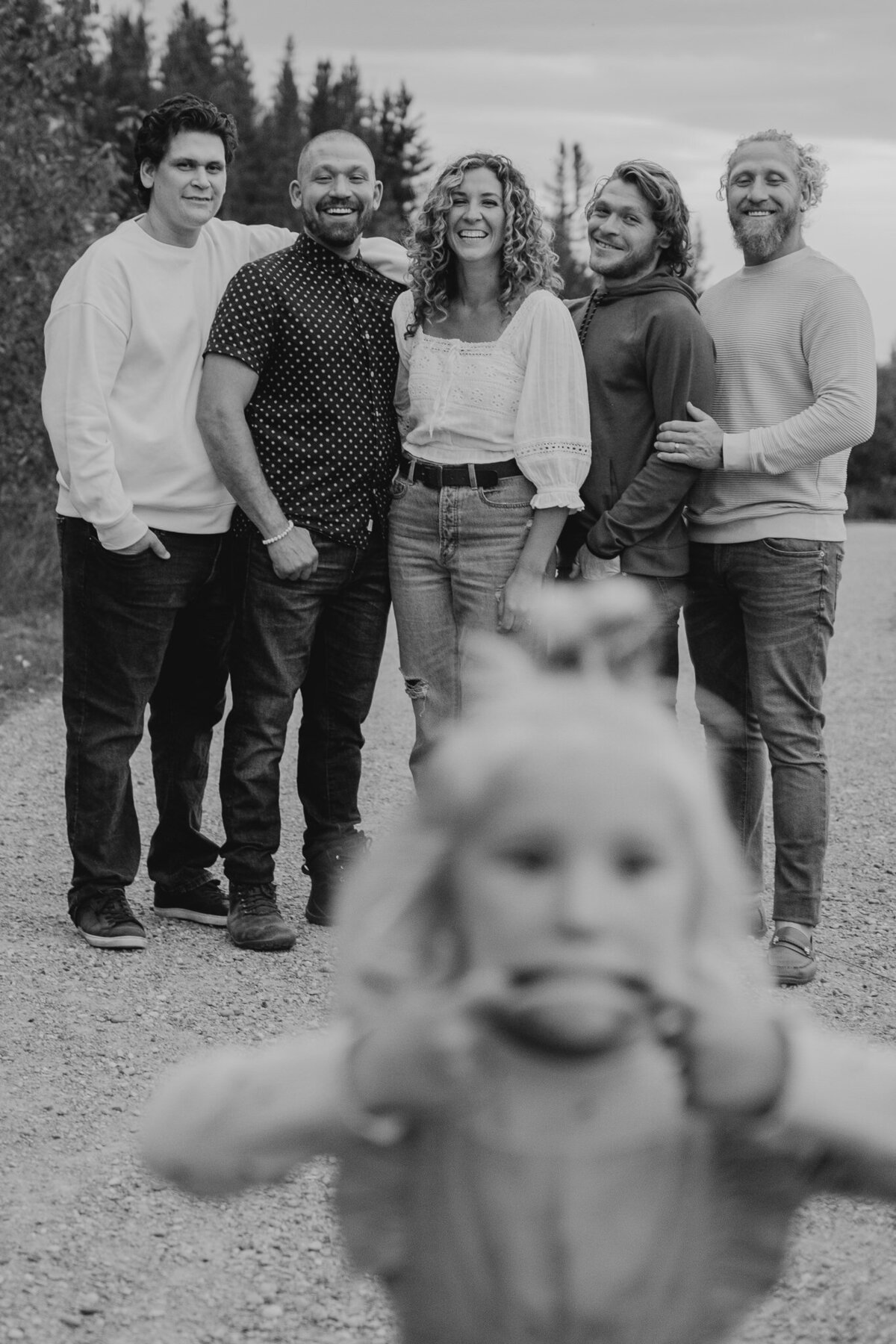 Candid-family-photographer-calgary-lots-of-laughing-with-this-extended-family-and-toddlers