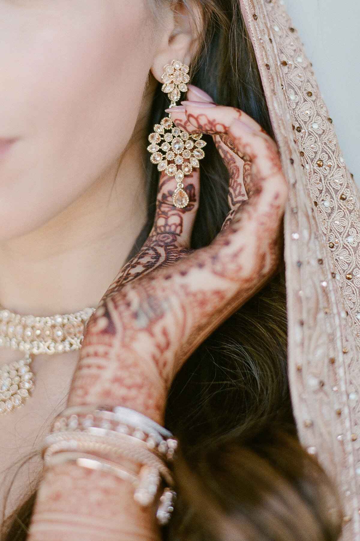 indian - bride - blush - lehengha - mehndi  (3)