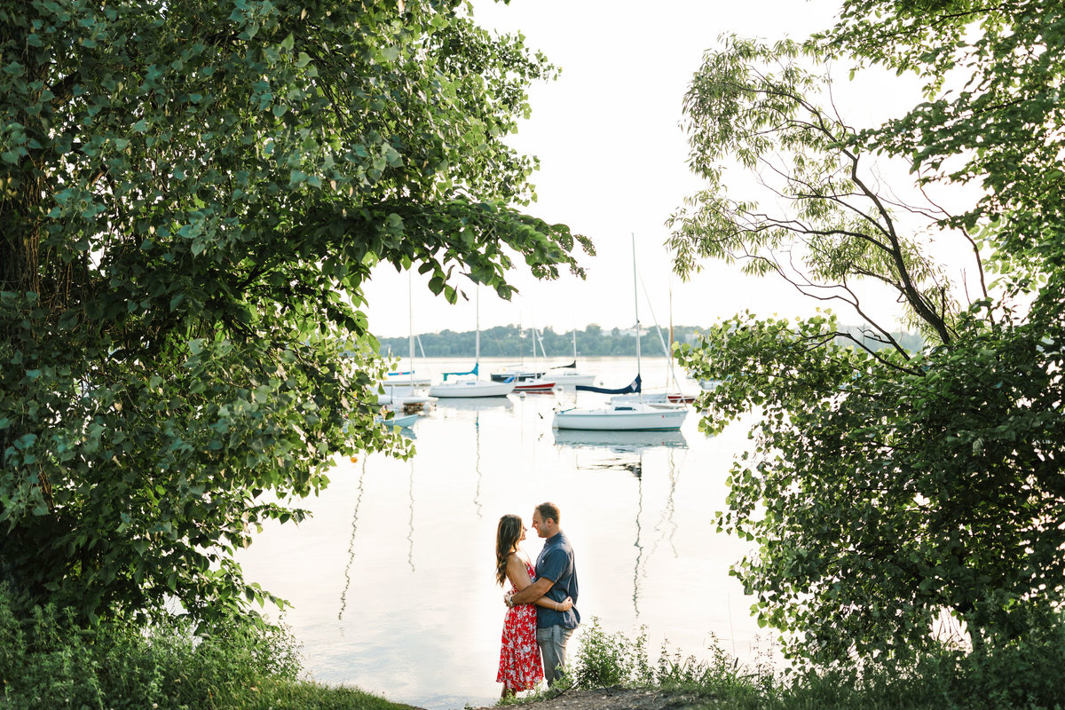 Lake-Calhoun-Minneapolis-Summer-Engagement-2