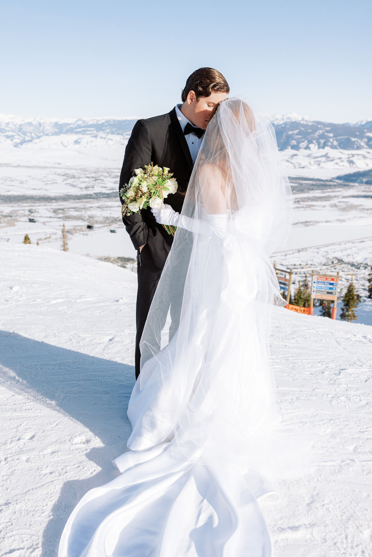 Rendezvous-Lodge-Jackson-Hole-Winter-Wedding-Charleston-SC-Film-Wedding-Photographer-Blair-Worthington-Photography-12