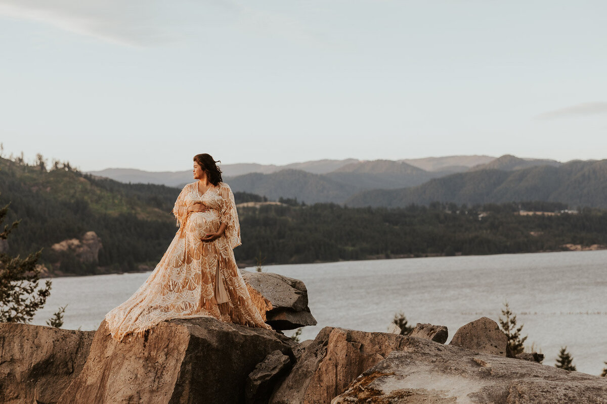 sunset-maternity-session-at-government-cove-oregon