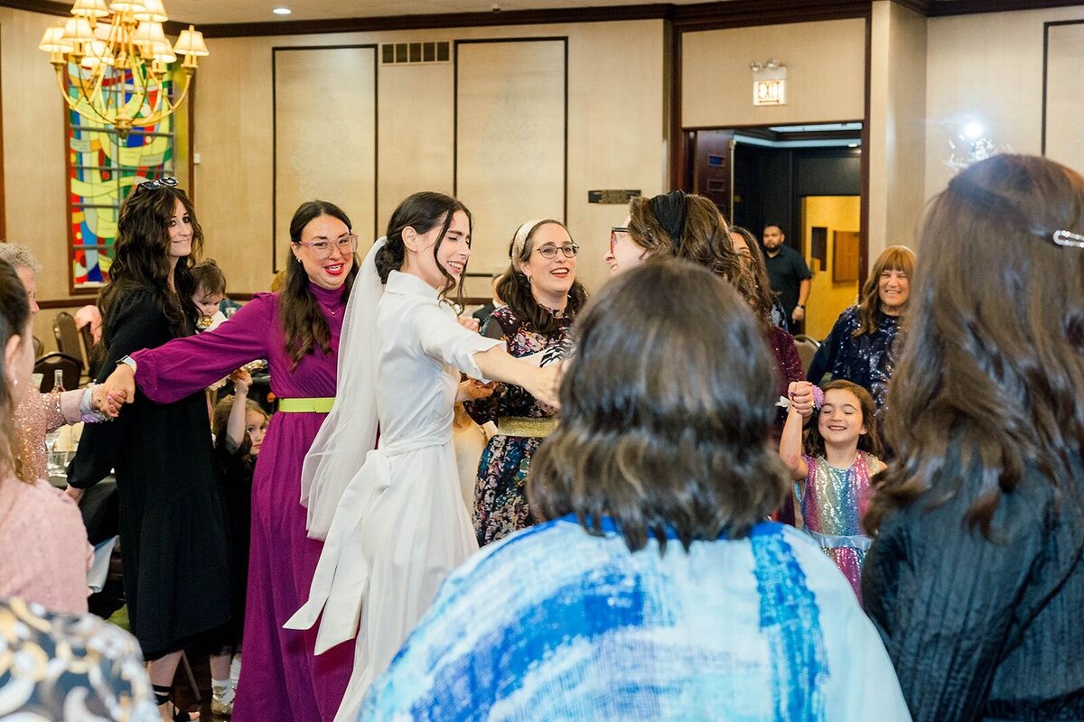 Eliana-Melmed-Photography-Chicago-LosAngeles-Jewish-WeddingPhotographer-CarmiKalman-WomensDancing-00046
