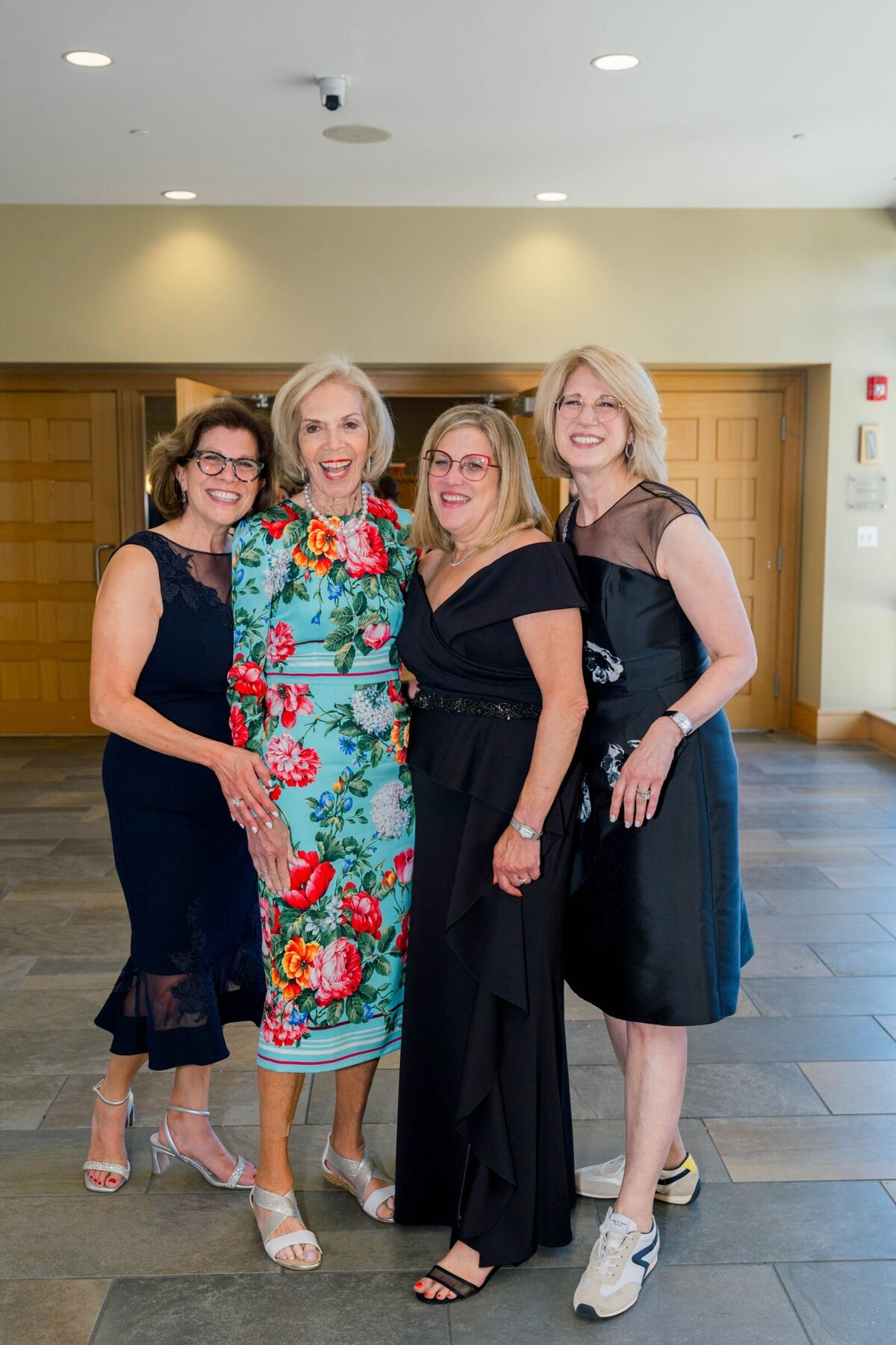 Eliana-Melmed-Photography-Chicago-LosAngeles-Jewish-WeddingPhotography-ShulaNoah-CocktailHour-00042