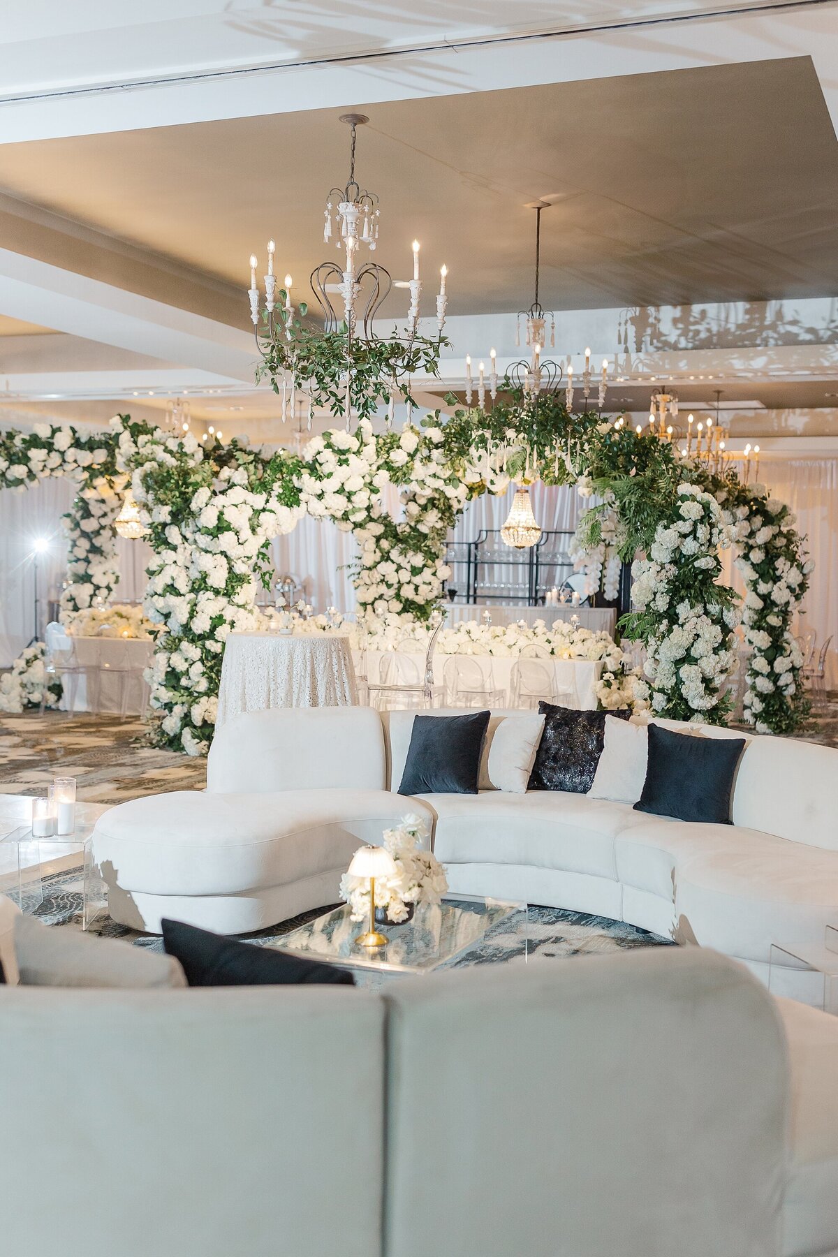 Chic Modern All White Wedding The Beaufort Hotel Brittanie Raquel Events_0012