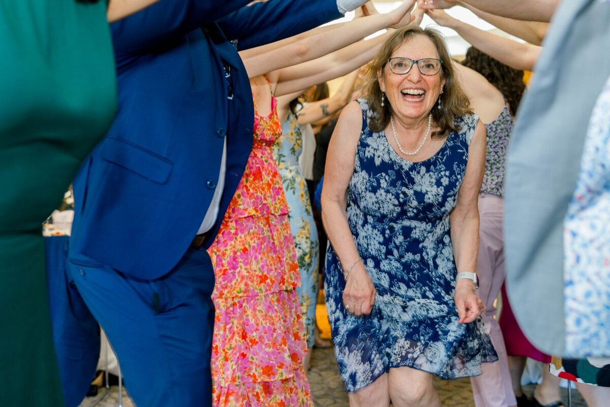 Eliana-Melmed-Photography-Chicago-LosAngeles-Jewish-WeddingPhotography-ShulaNoah-Simcha-Dancing-00028