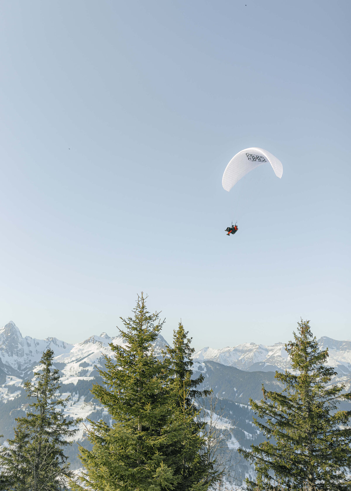 chloe-winstanley-events-gstaad-mountain-tandem-paragliding