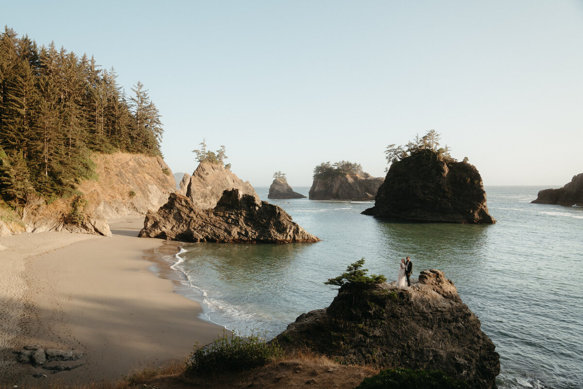 the_chaffins_international_destination_wedding_elopement_photographers_sammie_chaffin_micah_editorial_adventure_photos_travel_redwoods_national_park_22