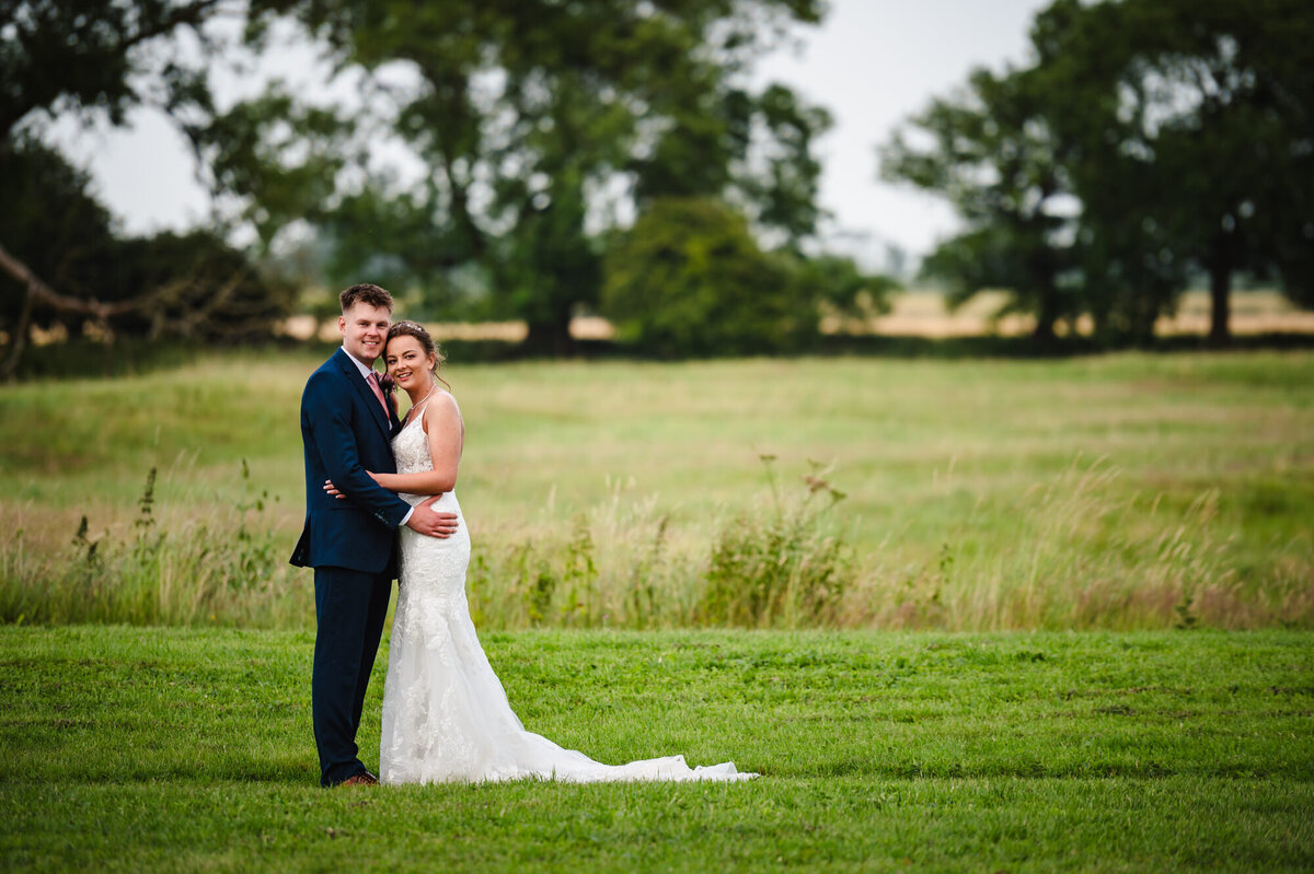 Couplep osig in the grounds of the barnsdale in rutland by Amanda Forman Photography