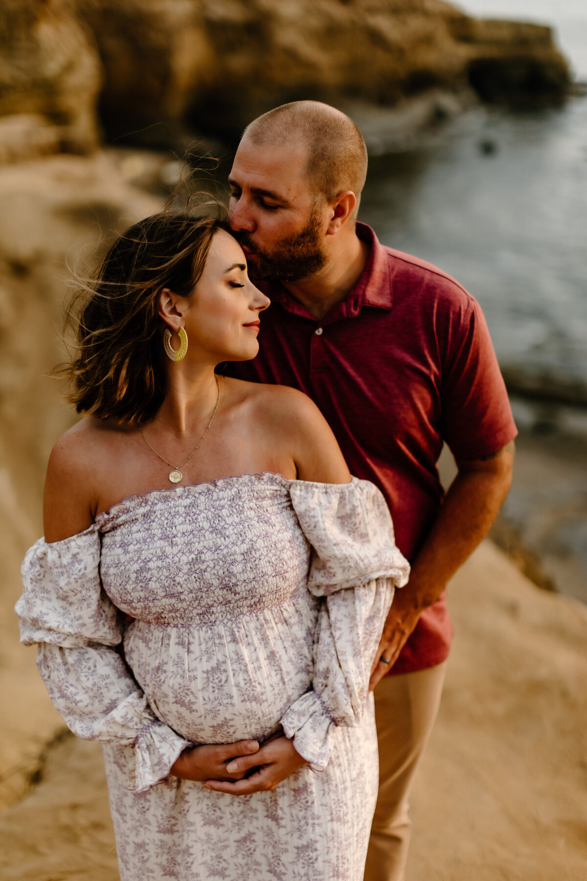 maternity photos of man and pregnant woman at Sunset cliffs