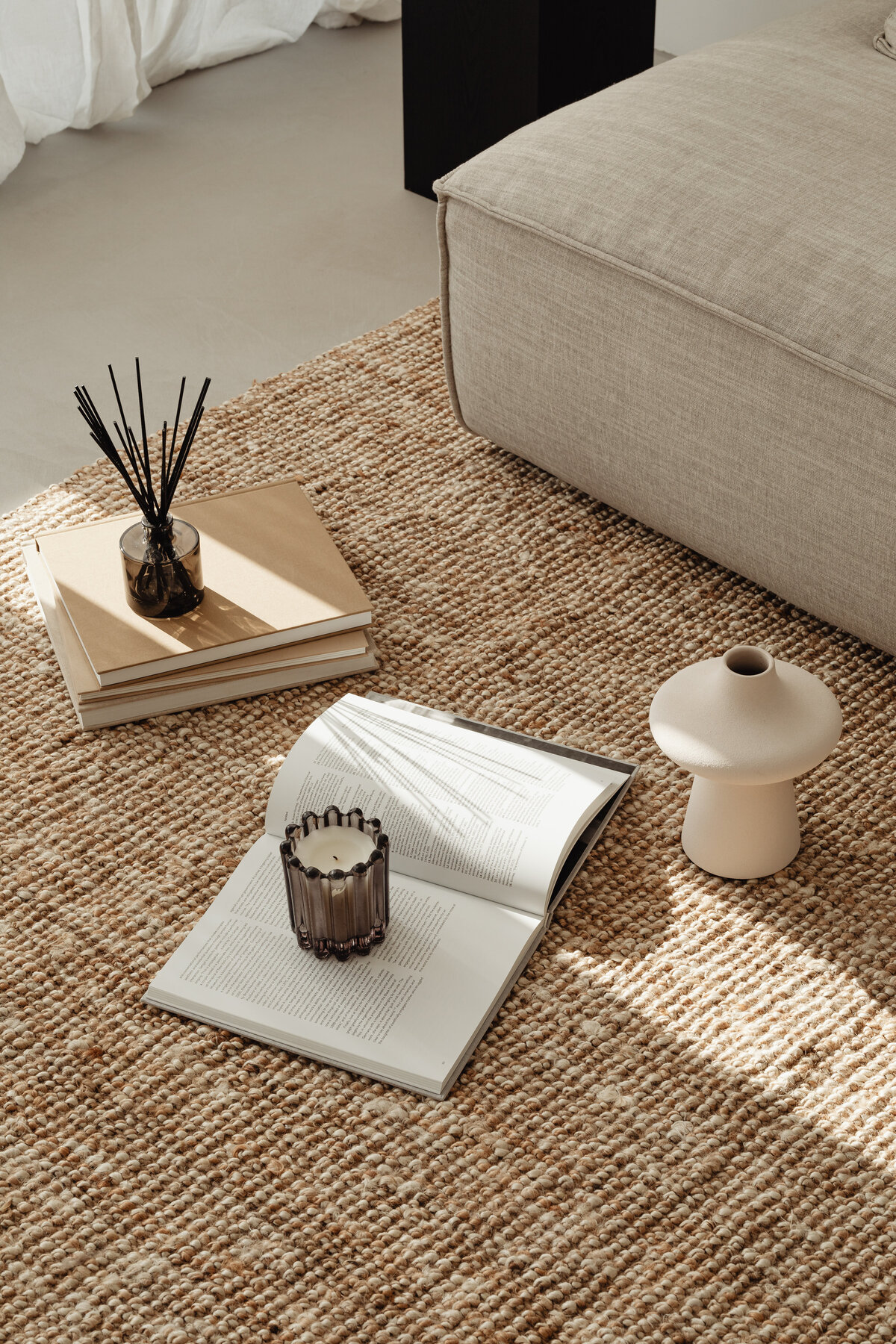 kaboompics_jute-rug-books-vase-fragrance-diffuser-magazine-30383