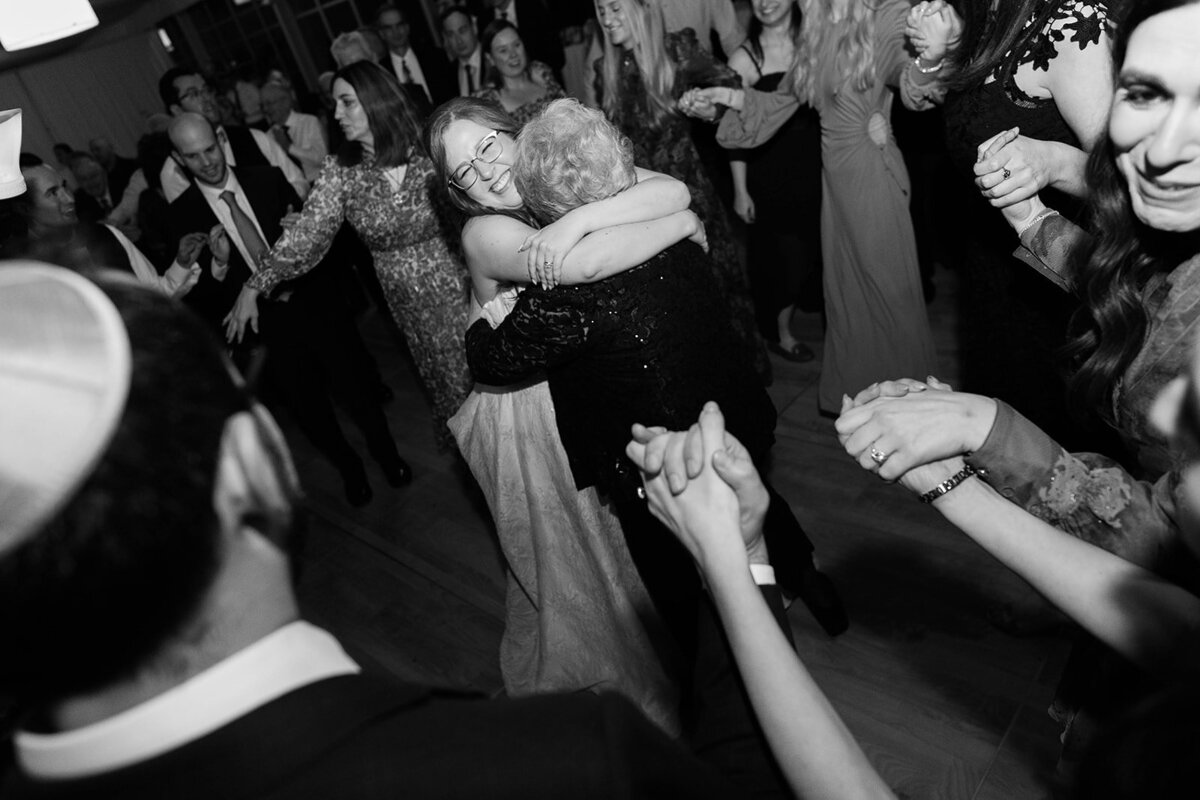 Eliana-Melmed-Photography-Chicago-LosAngeles-Jewish-WeddingPhotography-SimchaDancing-00146