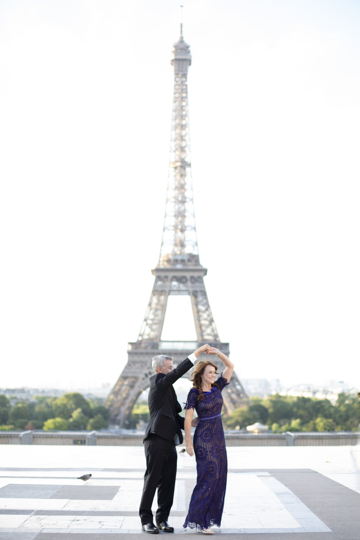 Couple celebrates their love in front of Eiffel Tower 55