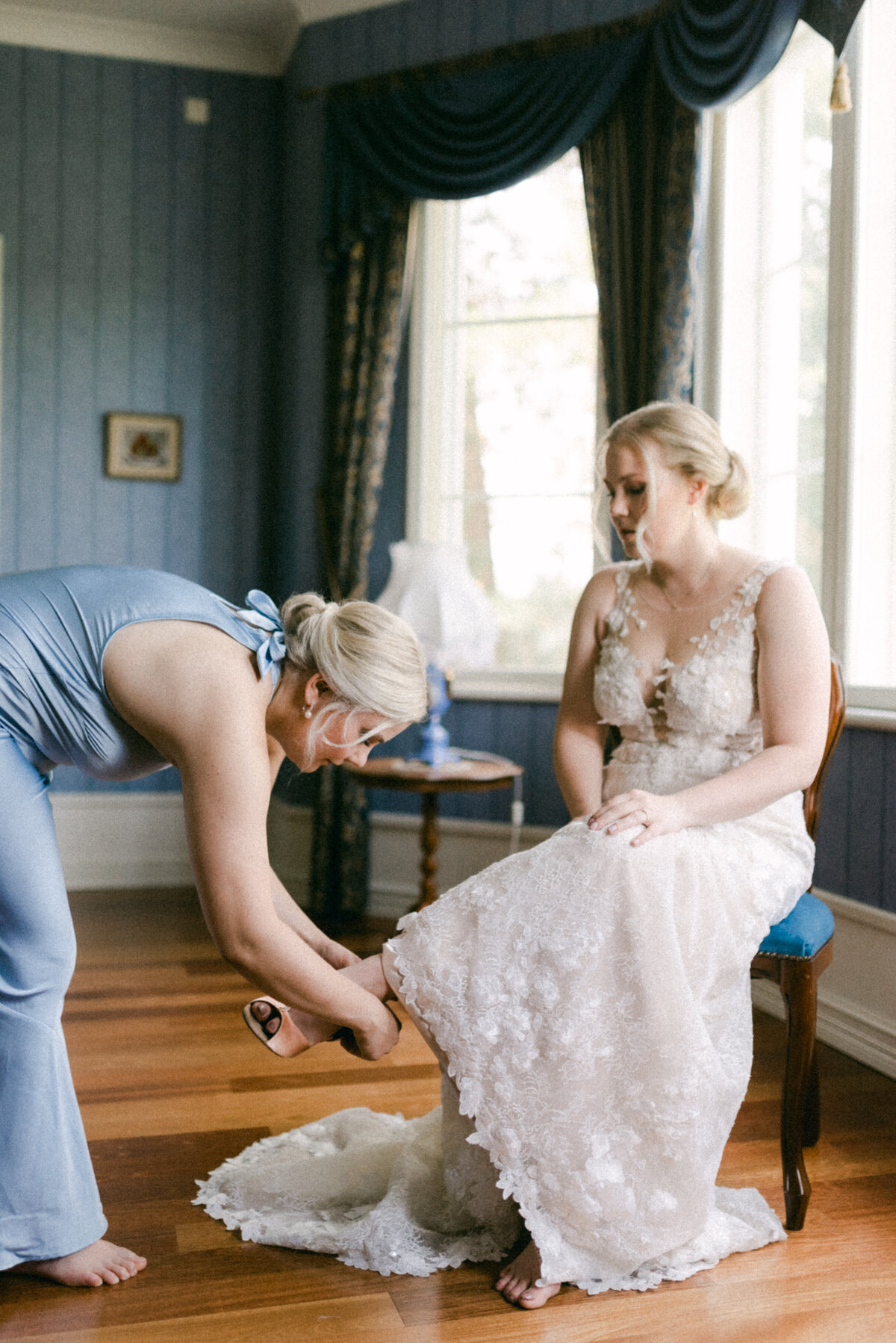 Bridesmaids helping the bride t get ready in an image photographed by wedding photographer Hannika Gabrielsson.