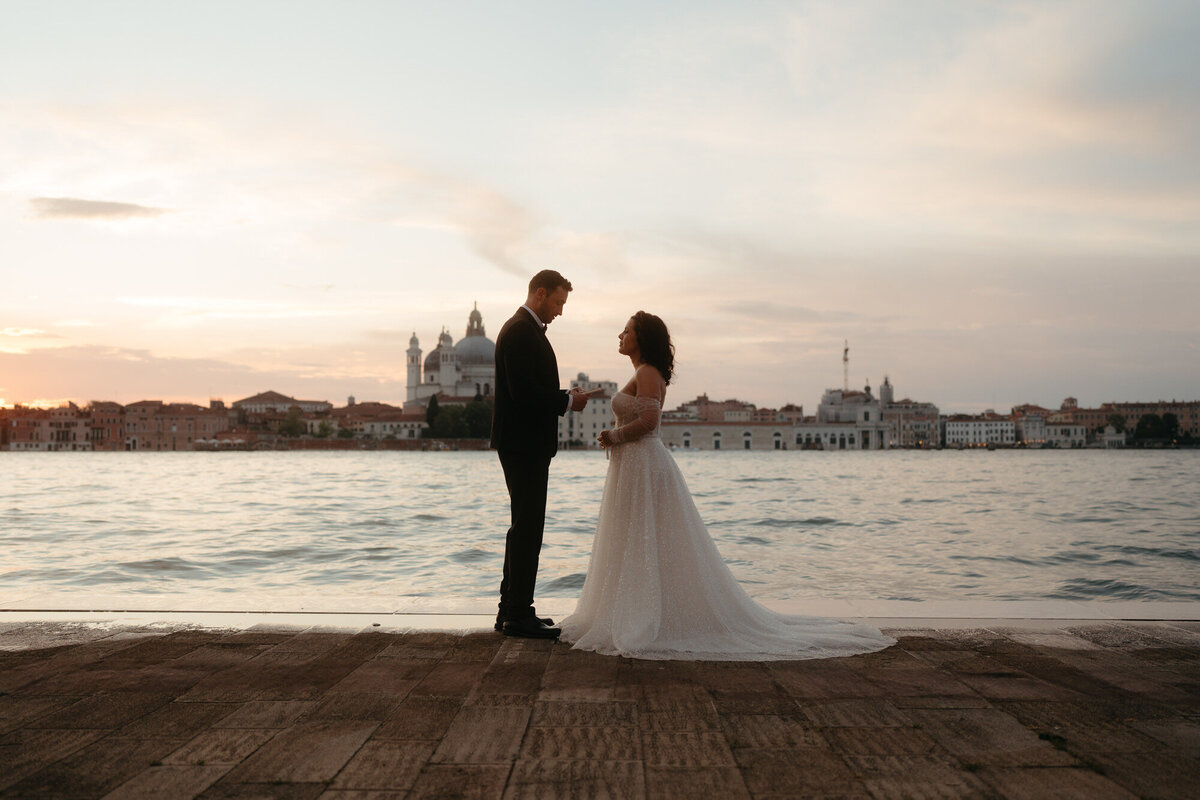 the_chaffins_international_destination_wedding_elopement_photographers_sammie_chaffin_micah_editorial_adventure_photos_travel_venice_italy_29