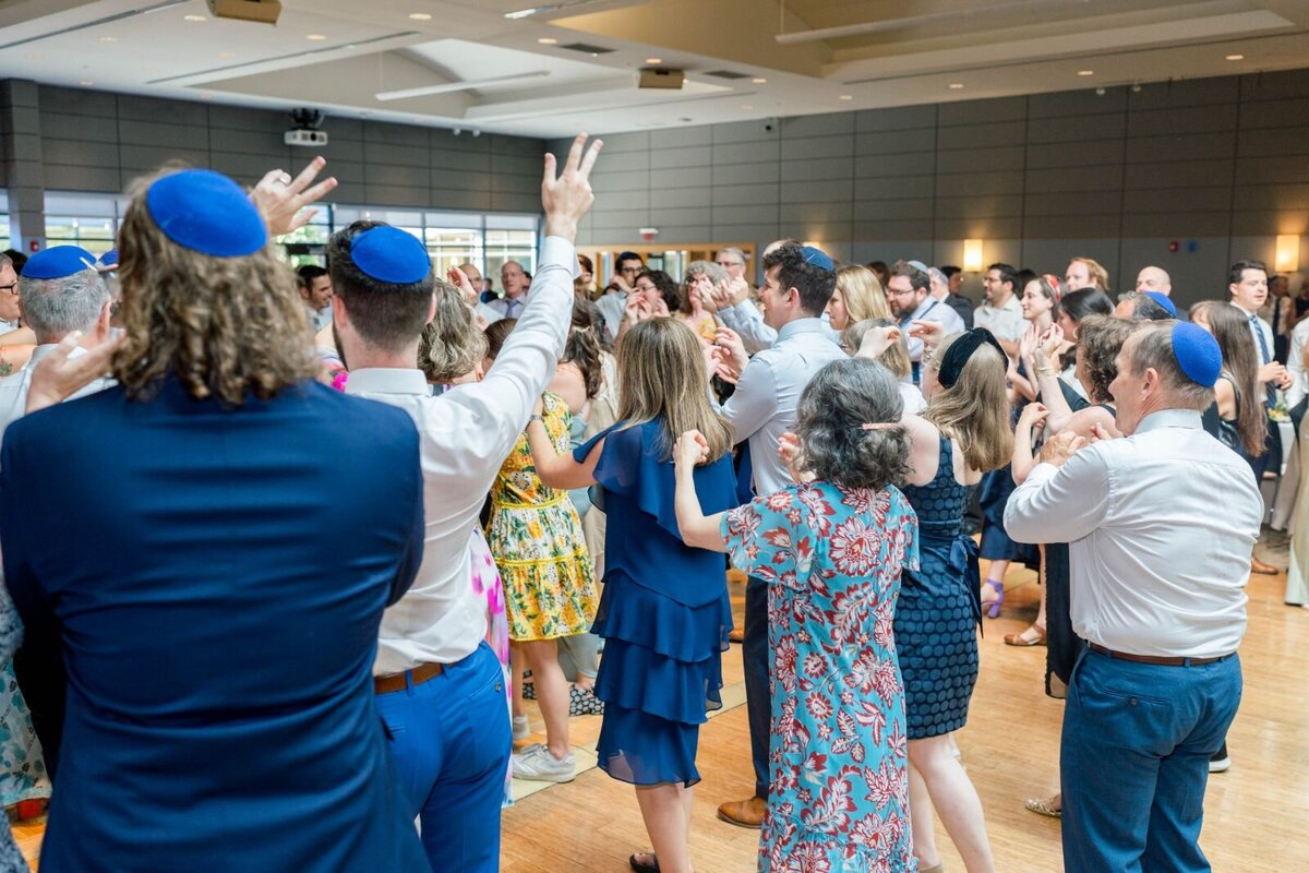 Eliana-Melmed-Photography-Chicago-LosAngeles-Jewish-WeddingPhotography-ShulaNoah-Simcha-Dancing-00044