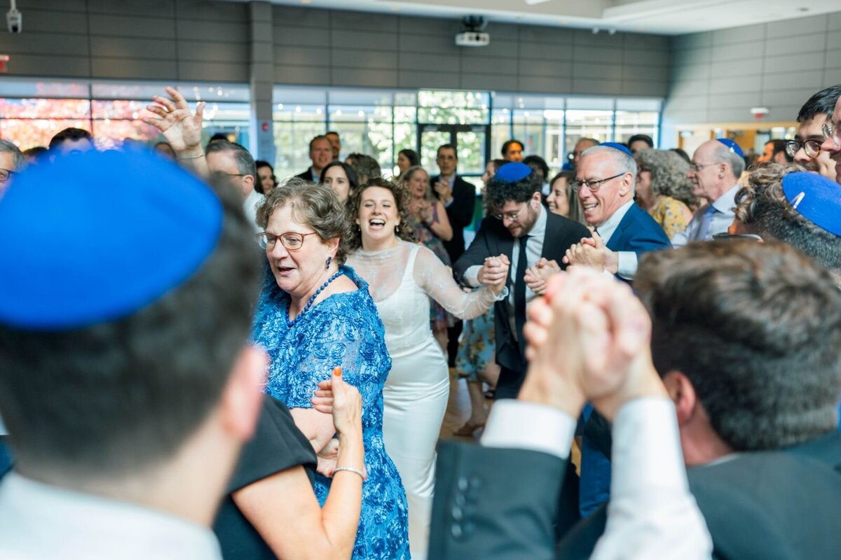 Eliana-Melmed-Photography-Chicago-LosAngeles-Jewish-WeddingPhotography-ShulaNoah-Simcha-Dancing-00115