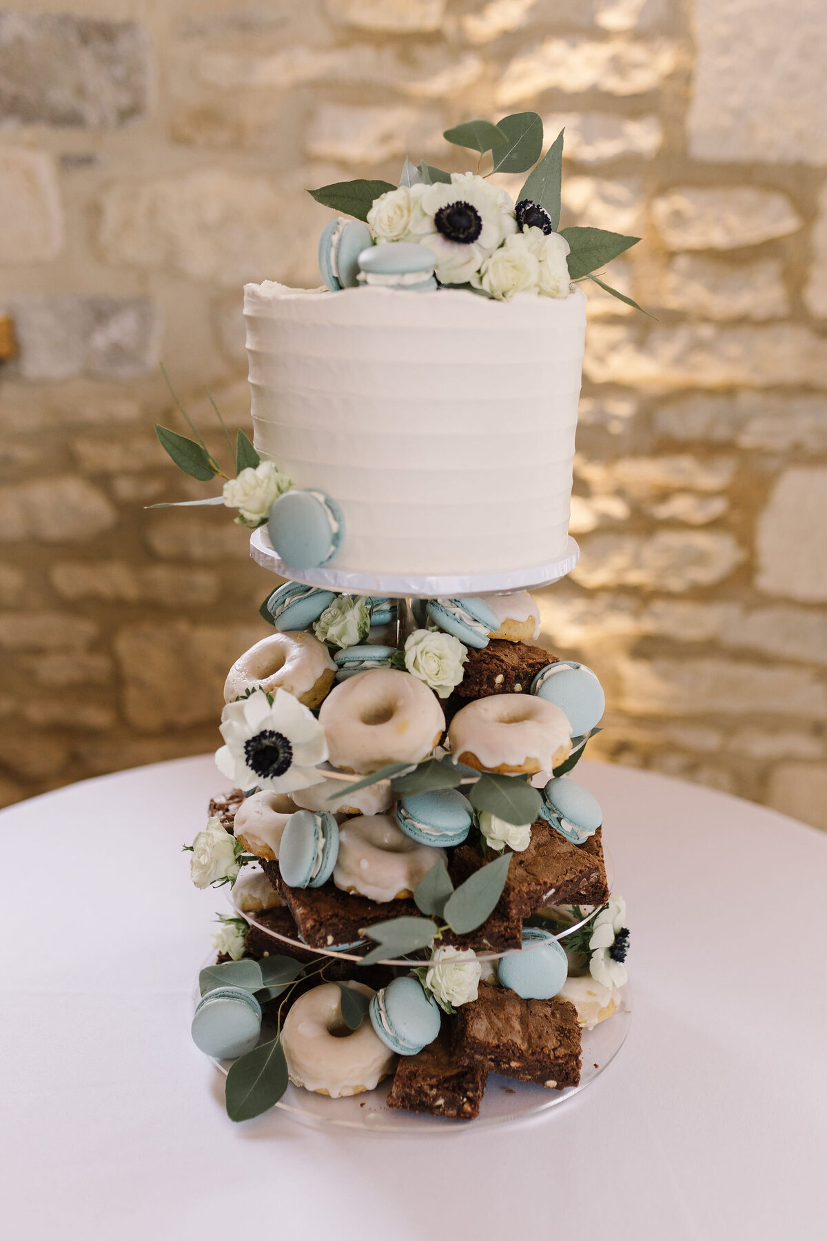 Single top tier wedding cake with doughnuts macarons and brownies dessert tower