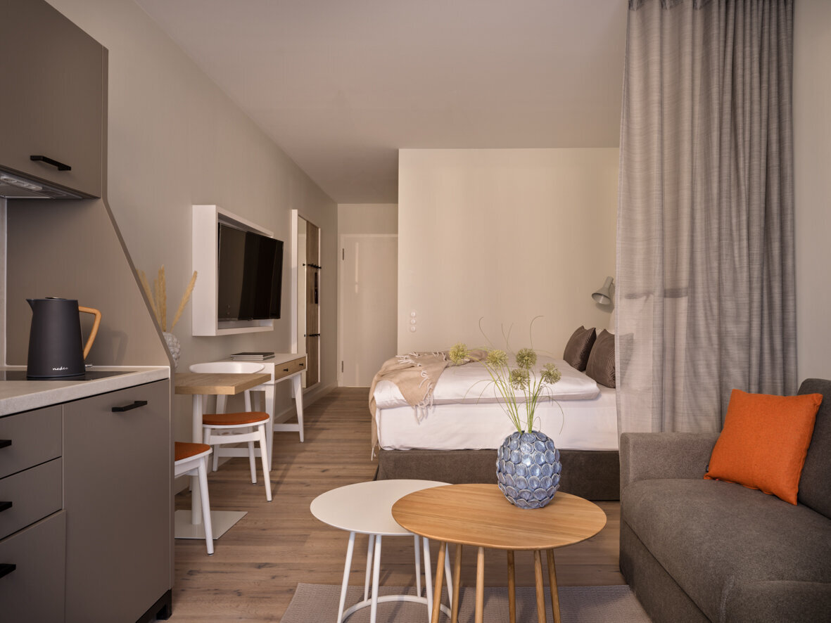 Blick vom Balkon in das Wohn-und Schlafzimmer des Studio Living Apartment.