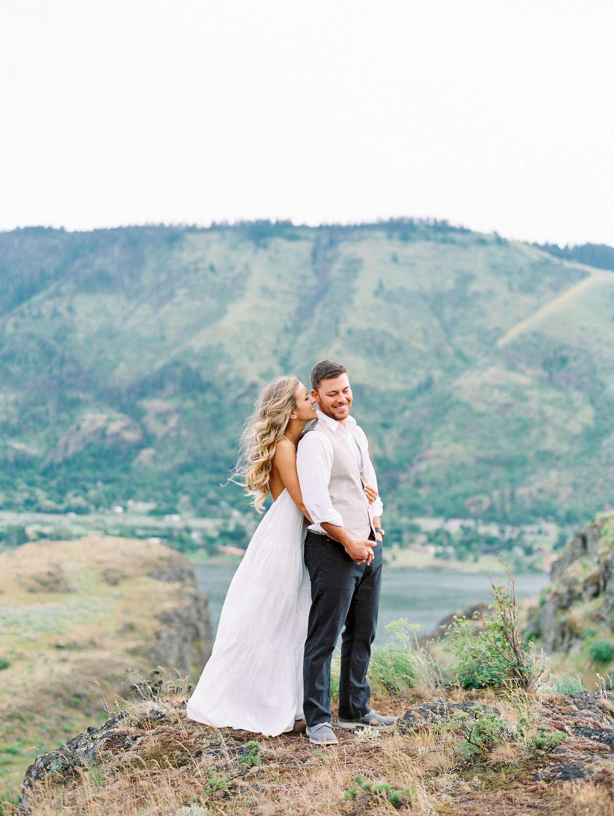 31-columbia-river-gorge-engagement-session