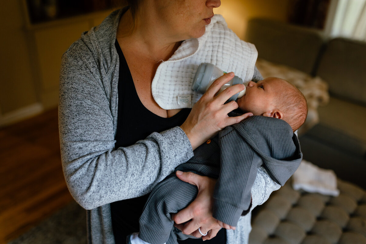 mom-bottlefeeding-newborn