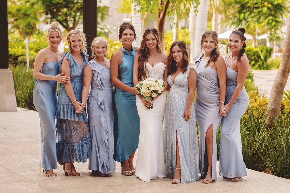 Bride with her bridesmaids in Cancun