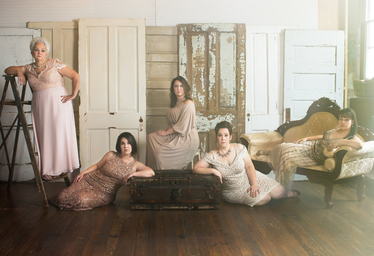 A matriarch mother and her 4 daughters pose for a Vanity Fair Style Portrait for Mother’s May at Janel Lee Photography Studios Cincinnati Ohio Oakley area