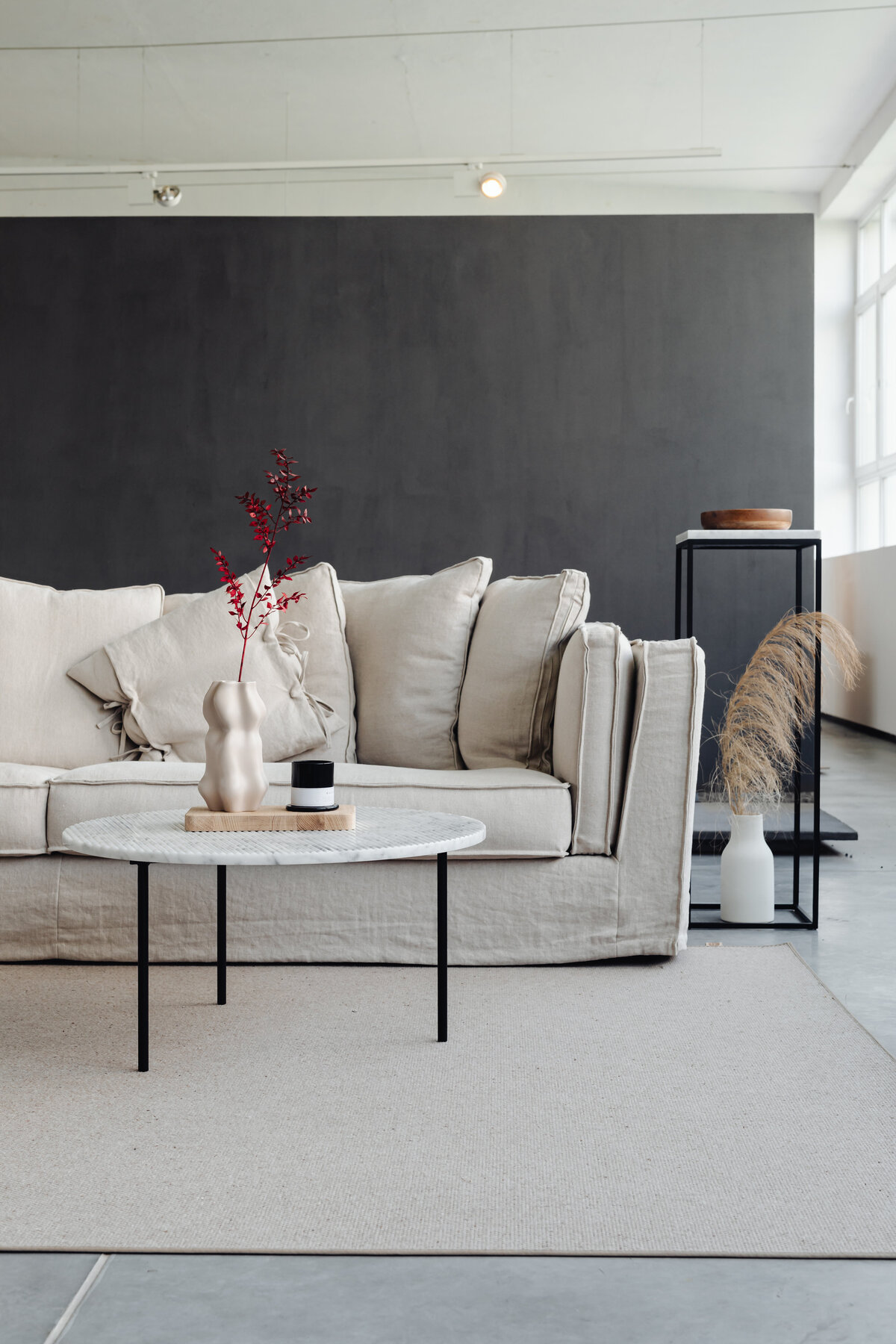 kaboompics_marble-round-table-linen-sofa-beige-living-room-vase-candle-dries-22141