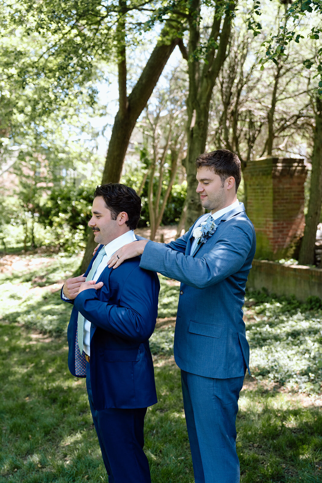 virginia-wedding-alex-ricky-sneaks-11