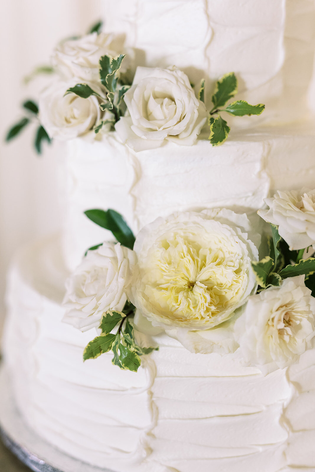 white-and-green-cake-flowers