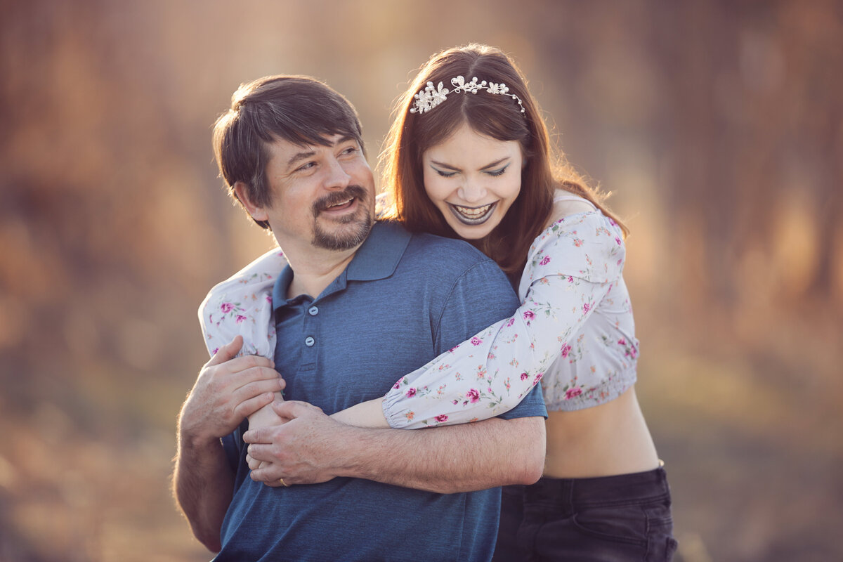 Family-Photos-photography-photographer-yvonne-min-dad-daughter-location-park-outside-natural-light-golden-hour-sunset-erie-thornton-denver-north-colorado-arvada-northglenn-westminster-broomfield-hug-connection-field-love-images-canon-33