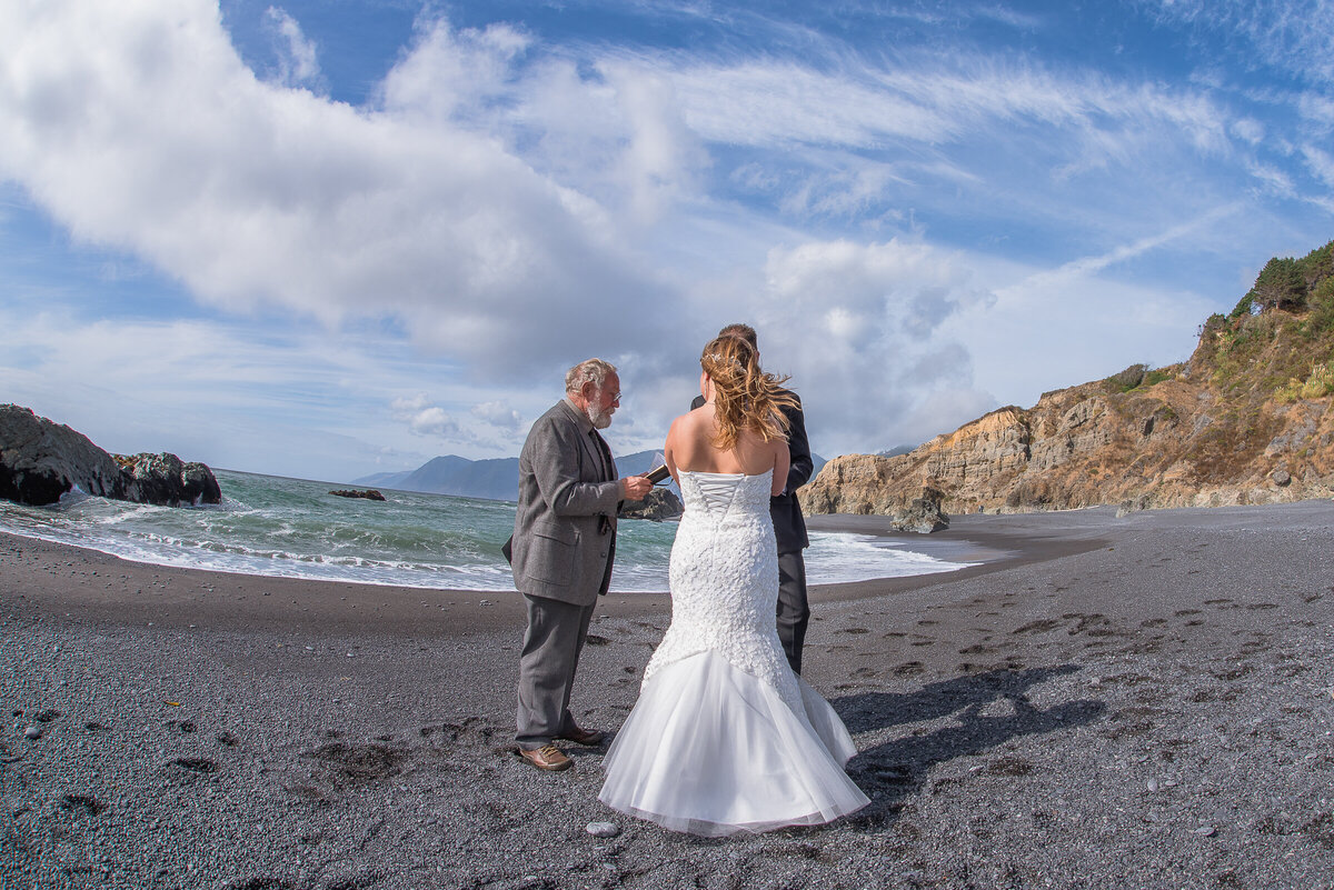 Shelter-Cove-Black-Sannds-Beach-photographer-adventure-elopement-intimate-destination-wedding-nor-cal-beach-elopement-2
