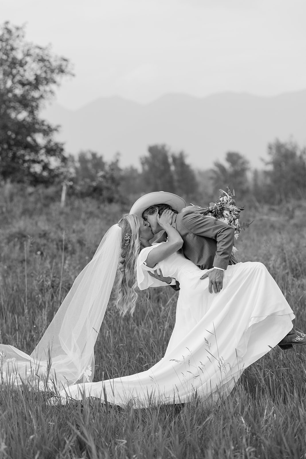 presley-gray-photo-elegant-montana-wedding-3935