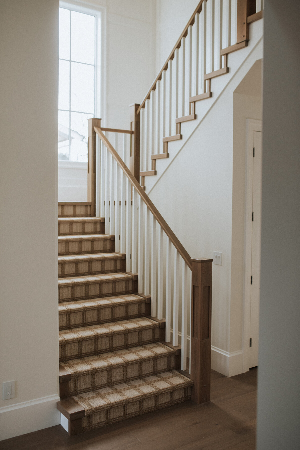 stairs-carpet-runner-wood-railing