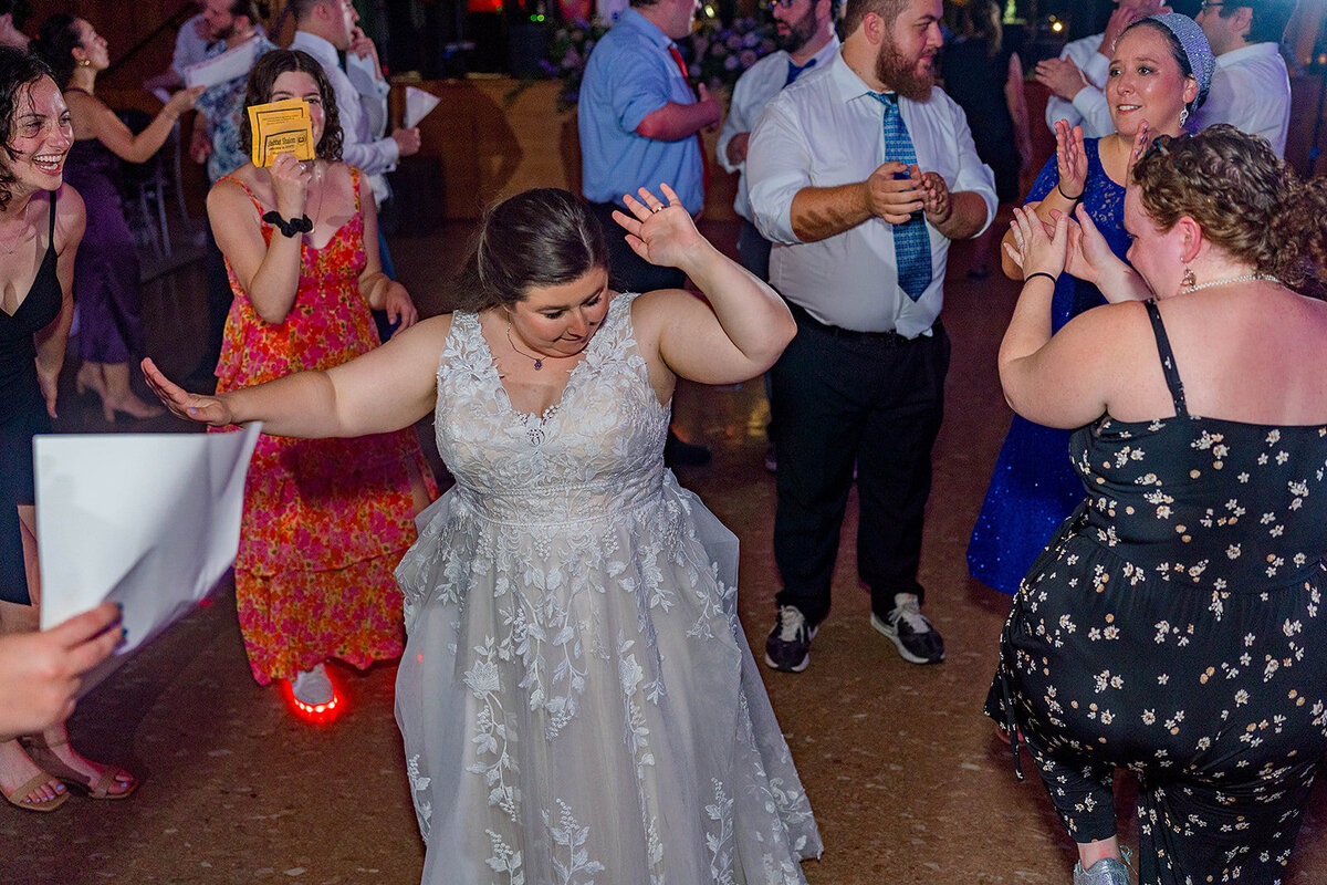 Eliana-Melmed-Photography-Chicago-LosAngeles-Jewish-WeddingPhotography-ElianaSklar-DanceFloor-00009