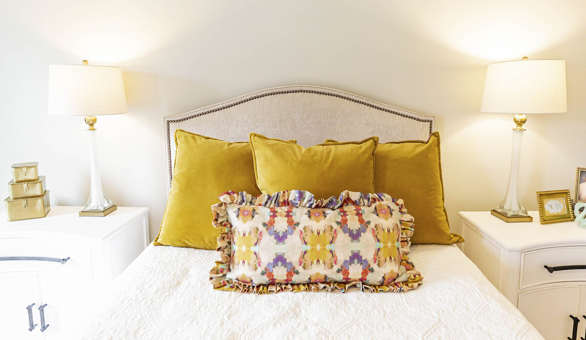 colorful-mustard-accent-pillows-bedroom-moda2