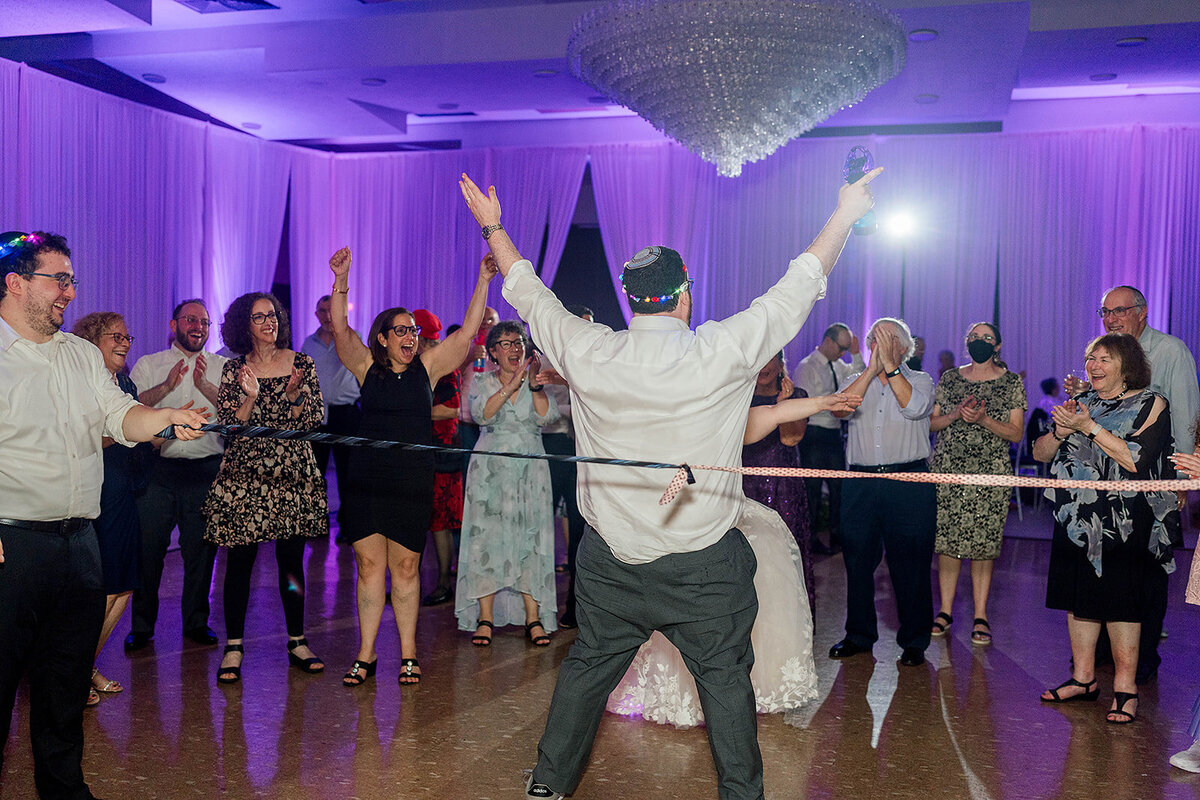 Eliana-Melmed-Photography-Chicago-LosAngeles-Jewish-WeddingPhotography-ElianaSklar-DanceFloor-00205