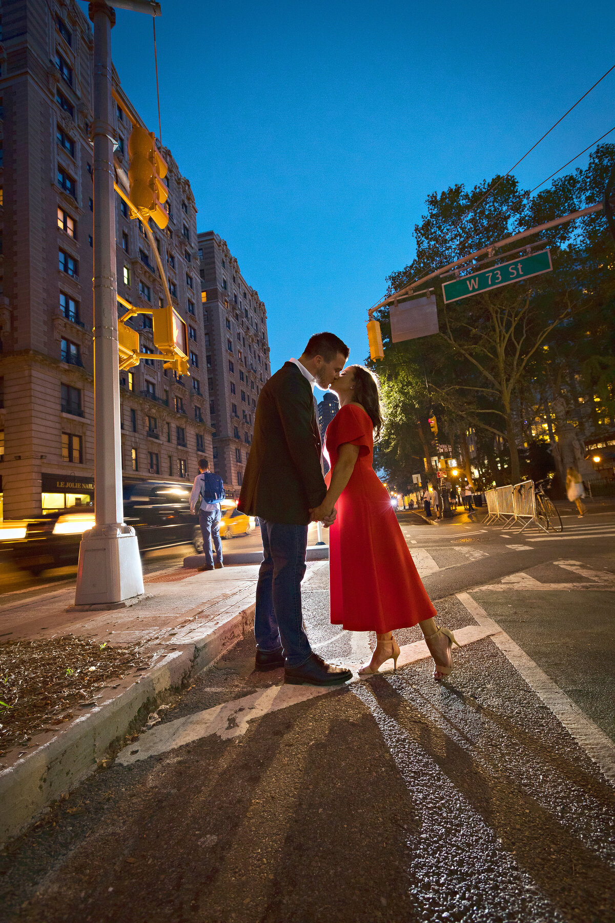 engagement-night-kiss-backlight-nyc