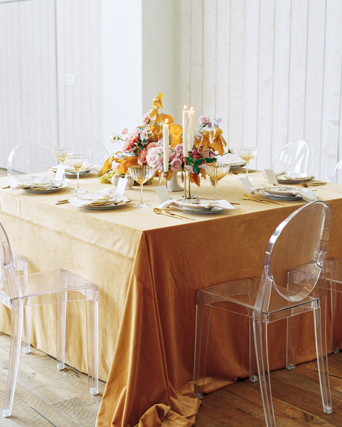 Golden and velvet touches in a romantic table setting