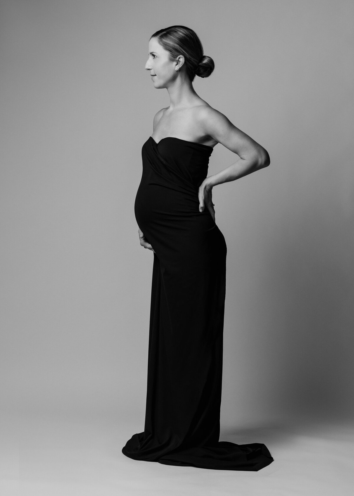 Maternity-portrait-elegant-black-dress-bw