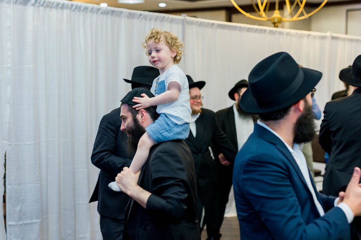 Eliana-Melmed-Photography-Chicago-LosAngeles-Jewish-WeddingPhotographer-CarmiKalman-MensDancing-00117